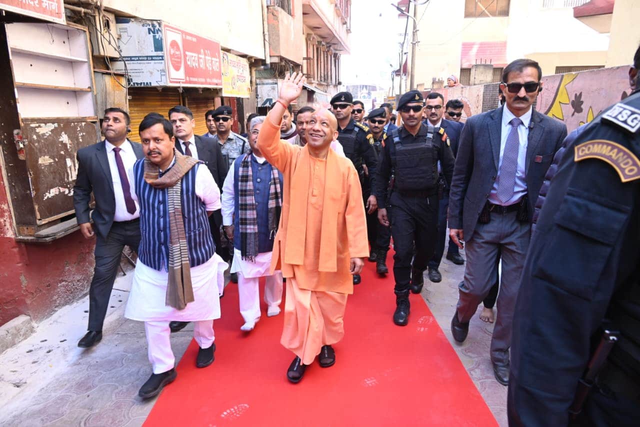 CM Yogi adityanath welcomed BJP president Nitin Naveen in Mathura