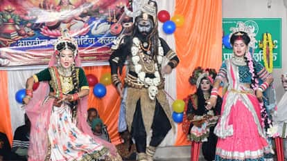 Varanasi News offerings made to Goddess Saraswati grand aarti performed amidst sound of damrus