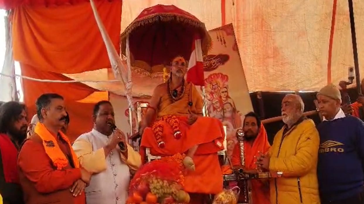 SP leaders came out in support of Avimekteshwaranand, Gau Seva Aayog Chairman Kimti Bhagat also arrived from