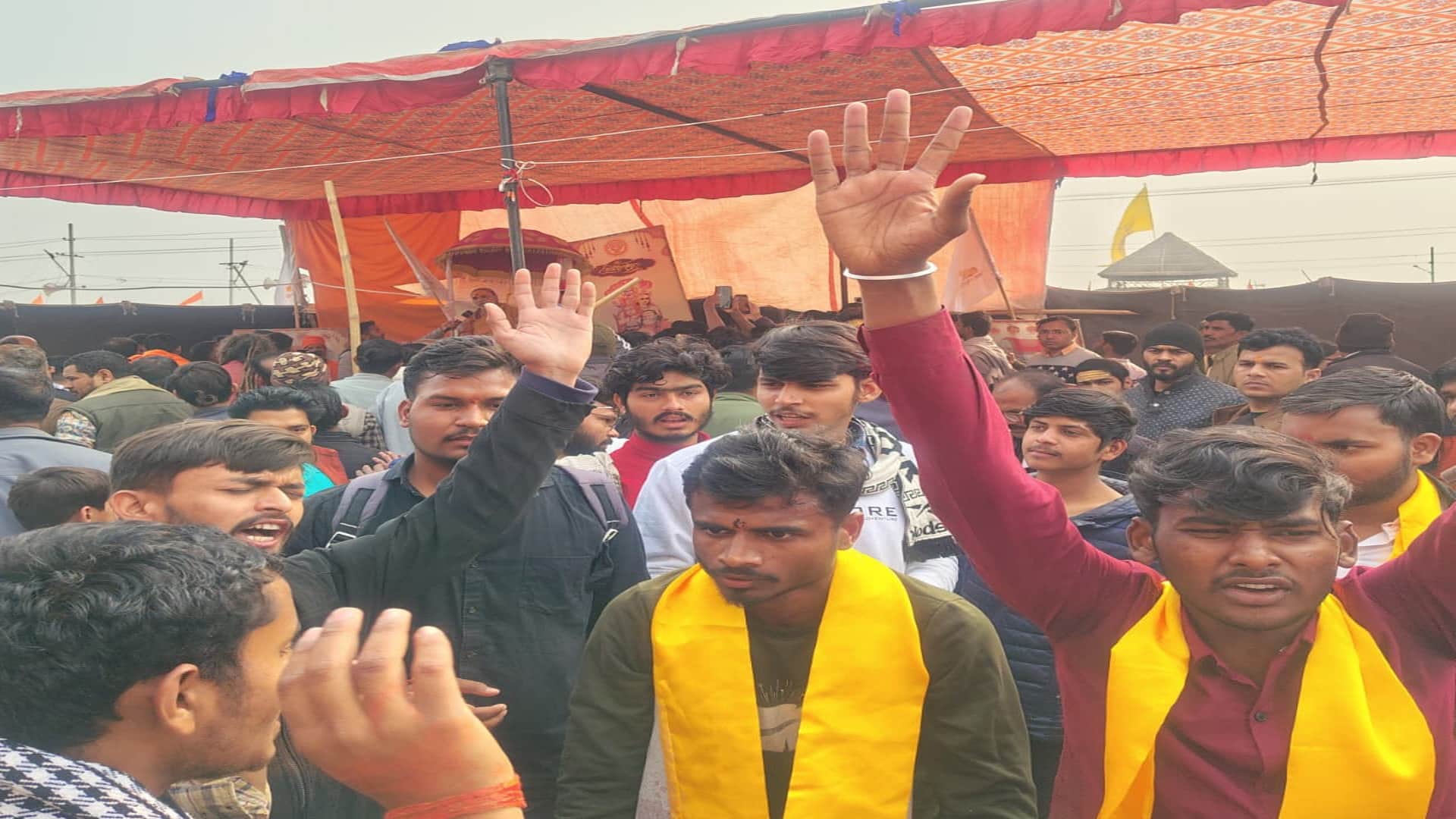 शंकराचार्य स्वामी अविमुक्तेश्वरानंद के समर्थन में नारे लगाते इलाहाबाद विश्वविद्यालय के छात्र।