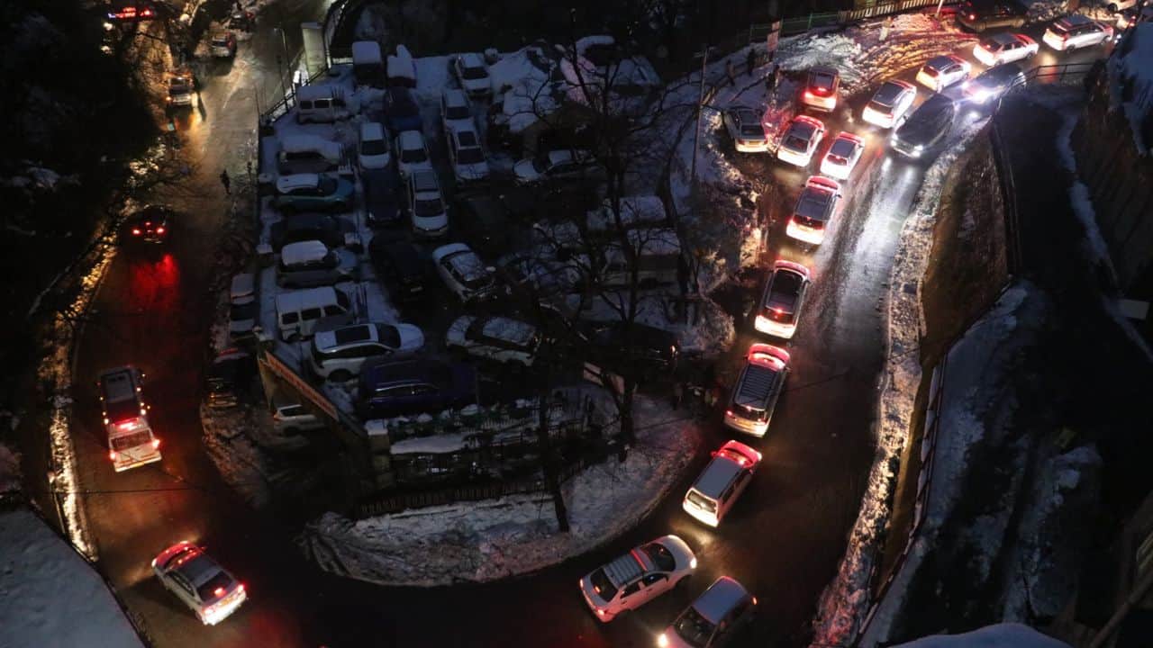 Difficulties increase after snowfall thousands of tourists stranded in Manali Himachal shivers in the cold