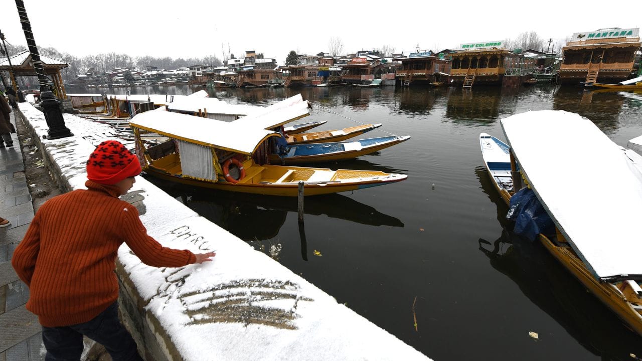 Fresh spell of snowfall in Srinagar