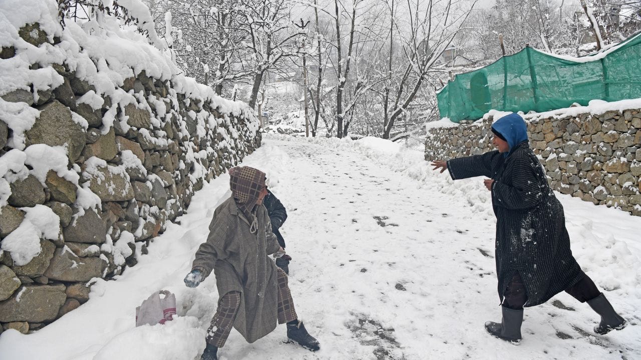 श्रीनगर में ताजा बर्फबारी