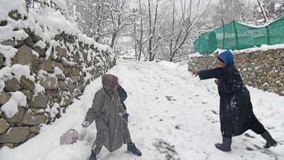 Clear weather prevails in the valley, Gulmarg remains the coldest at minus 9.8 degrees Celsius.