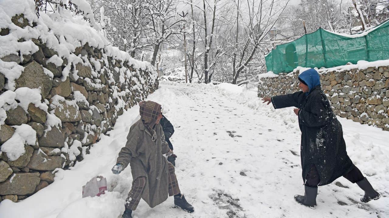 श्रीनगर में ताजा बर्फबारी