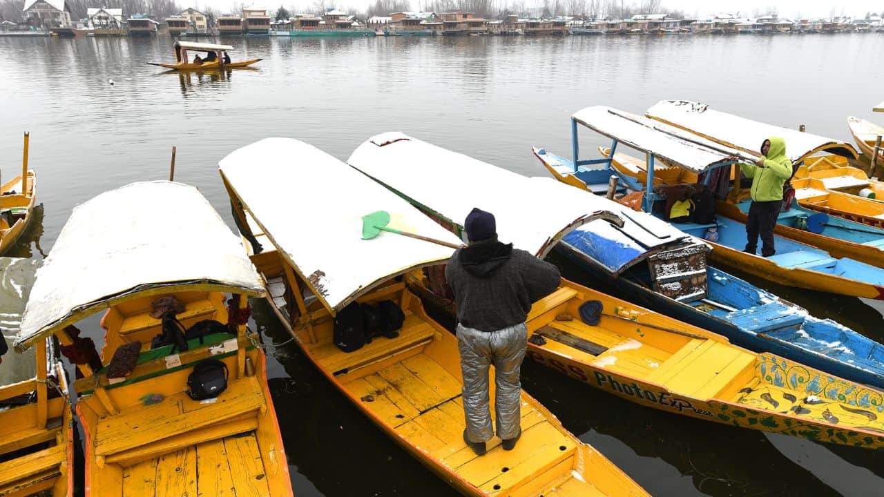 Fresh spell of snowfall in Srinagar