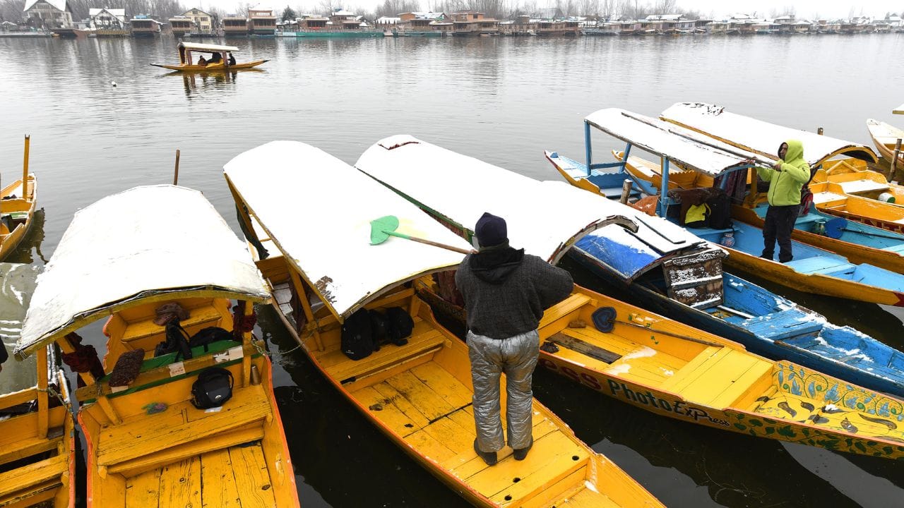 Fresh spell of snowfall in Srinagar