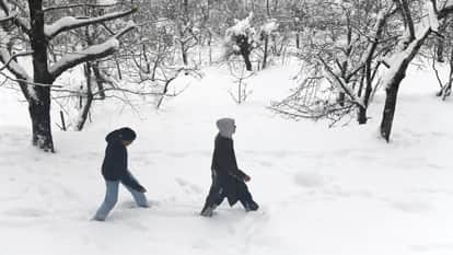 Fresh snowfall in Kashmir; Srinagar-Jammu highway closed for traffic