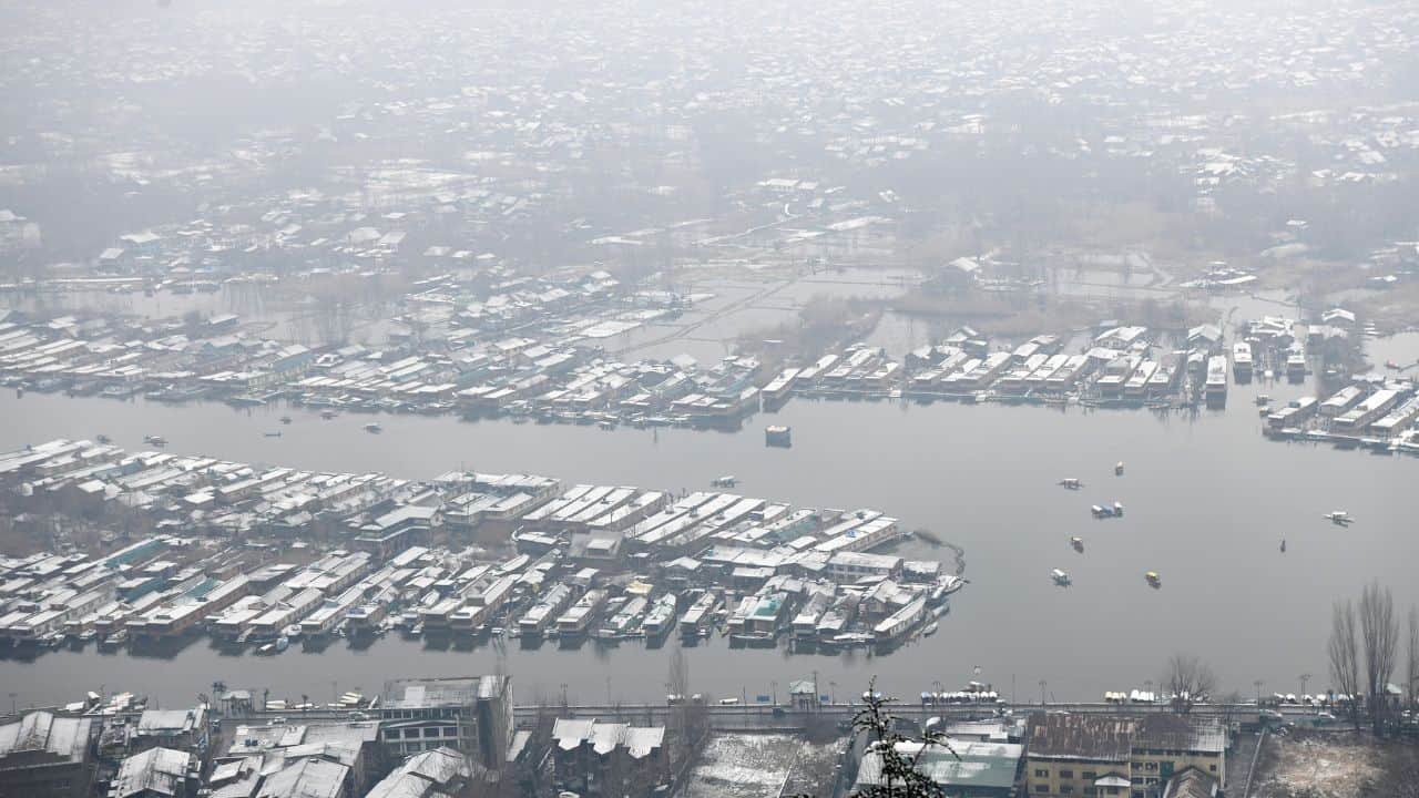 Fresh spell of snowfall in Srinagar