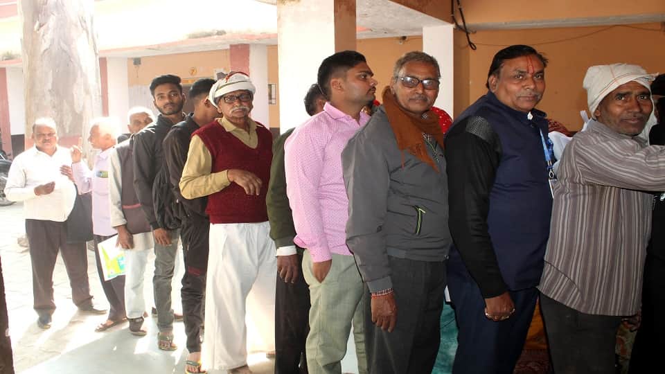 तहसील सदर में एसआईआर के नोटिस के बाद लगी लोगों की कतार