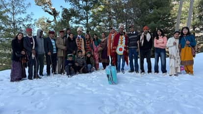 himachal unique wedding wedding was not postponed bride and groom walked Seven km through 3-4 feet snow