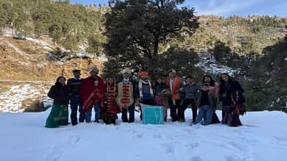 himachal unique wedding wedding was not postponed bride and groom walked Seven km through 3-4 feet snow