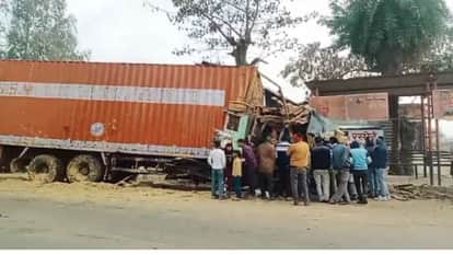 truck crashed into passenger shelter and a tree driver dies in Budaun