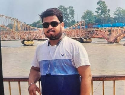 lover slits his girlfriends throat stuffs her body in a sack flees In Agra