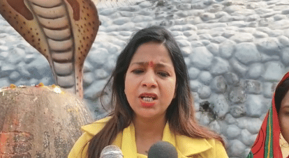 SP women district president Gunjan Singh demonstrated in support of Shankaracharya.