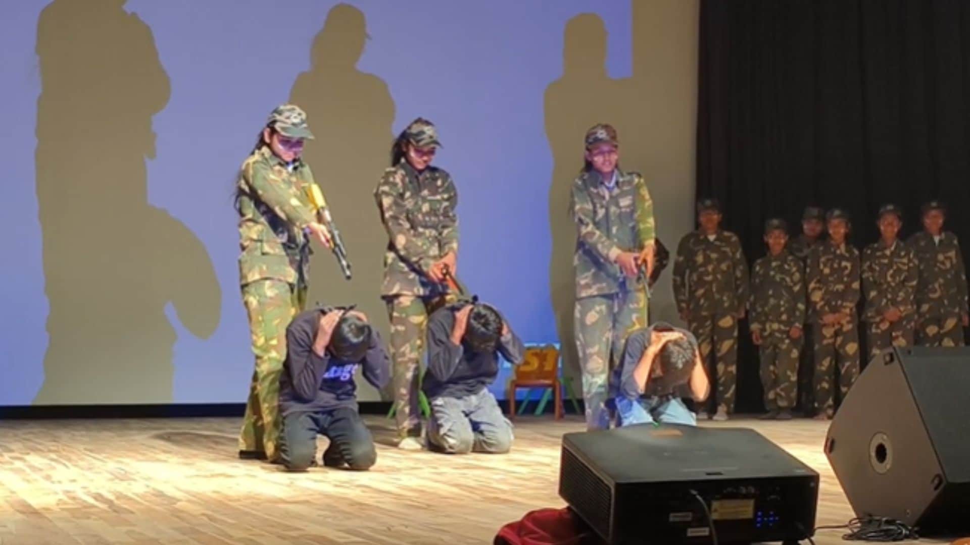 कार्यक्रम में प्रस्तुति देते बच्चे