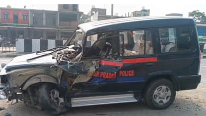 Etawah: Government car of Lavedi police station in-charge collides with dumper, station in-charge injured