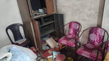 4.80 lakh looted at gunpoint in Barabanki five employees held hostage and beaten crooks also took DVR