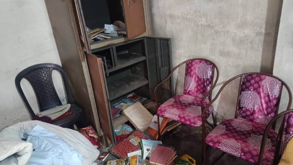 लूट के बाद बिखरा पड़ा सामान।