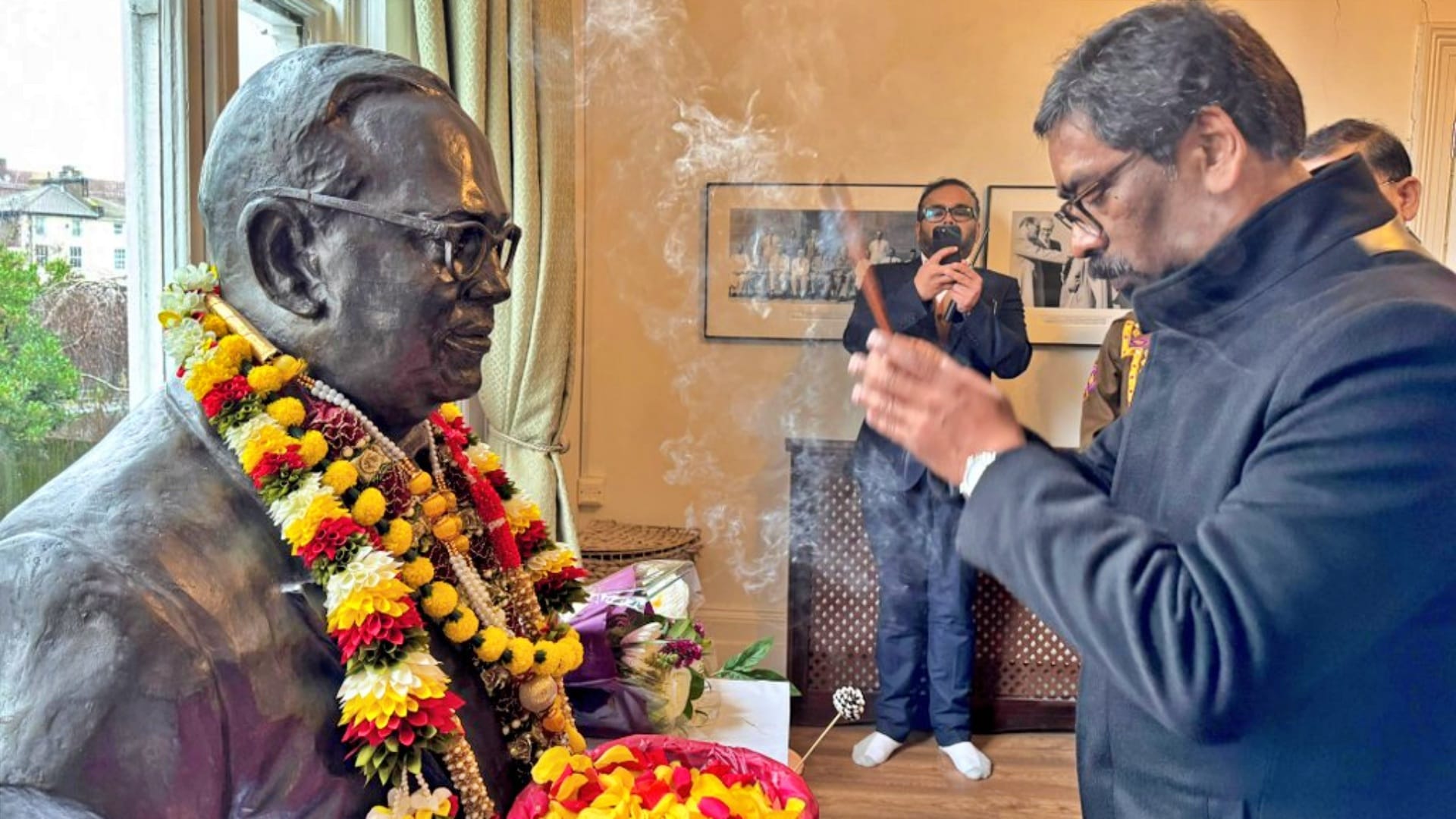 लंदन में बाबा साहब को नमन करते सीएम हेमंत सोरेन