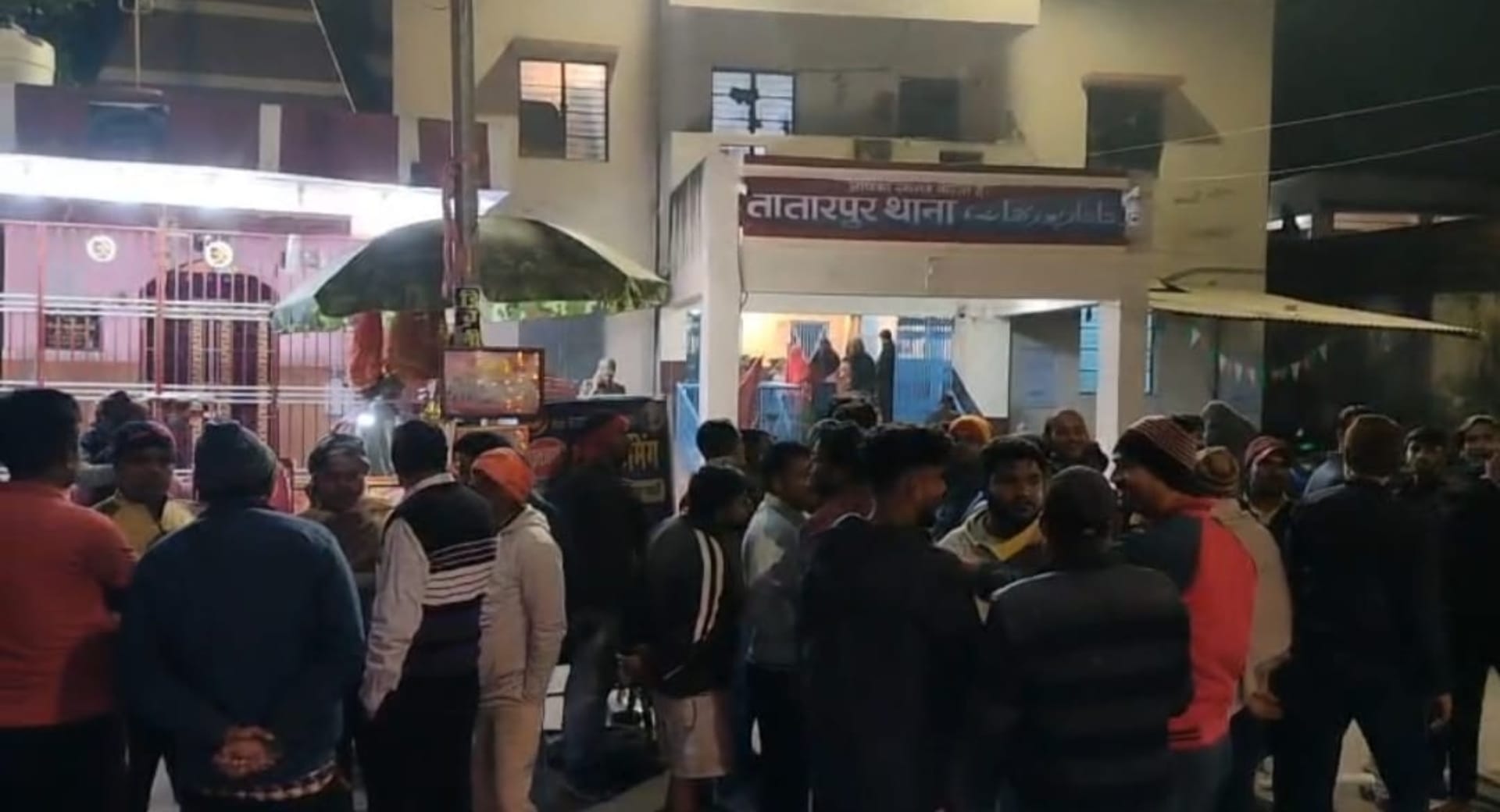 मौके पर मौजूद लोग