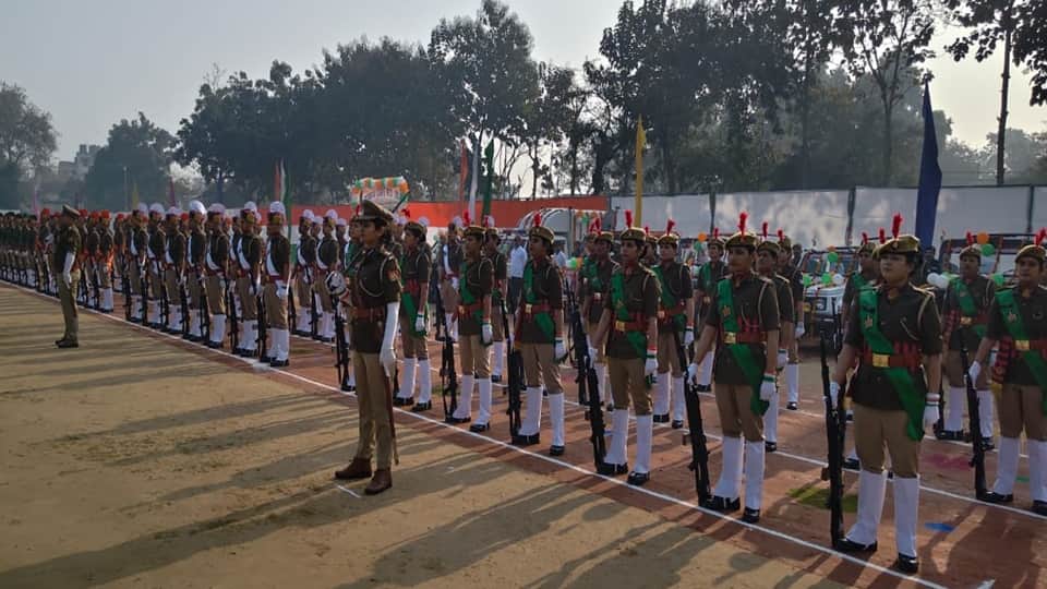 मुरादाबाद में परेड के दौरान महिला पुलिसकर्मी