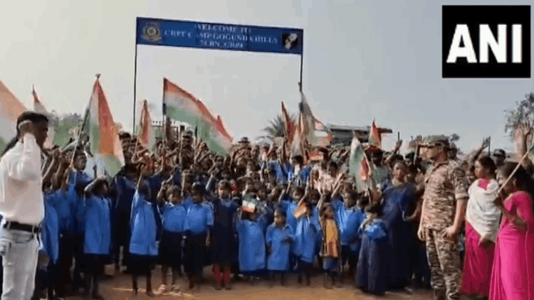 पहली बार लोकतंत्र का जश्न: सुकमा के नक्सली गढ़ गोगुंडा में फहराया तिरंगा, ग्रामीणों ने लगाए वंदे मातरम के नारे