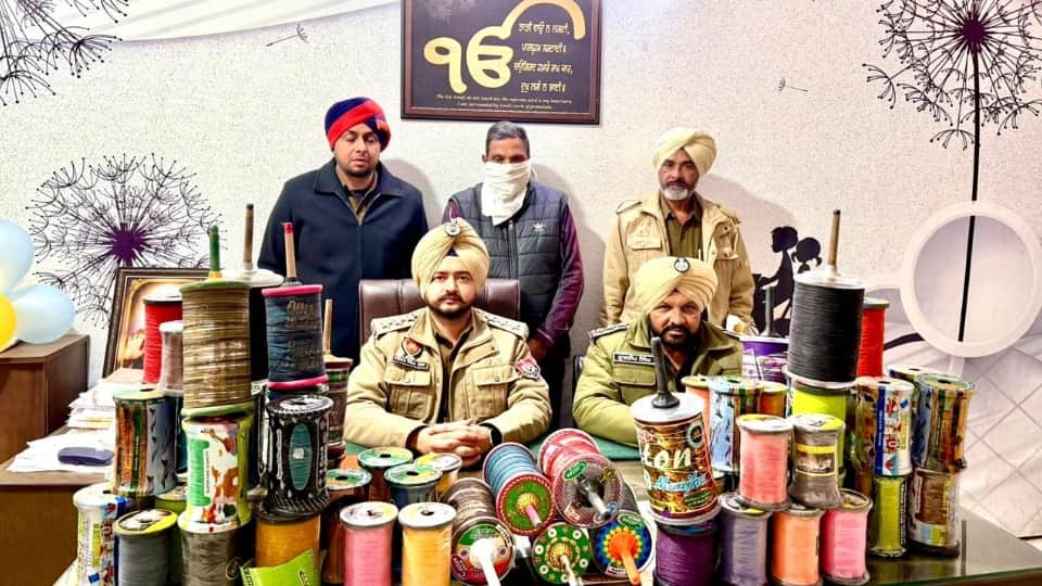 पुलिस हिरासत में चाइना डोर बेचने वाला आरोपी।