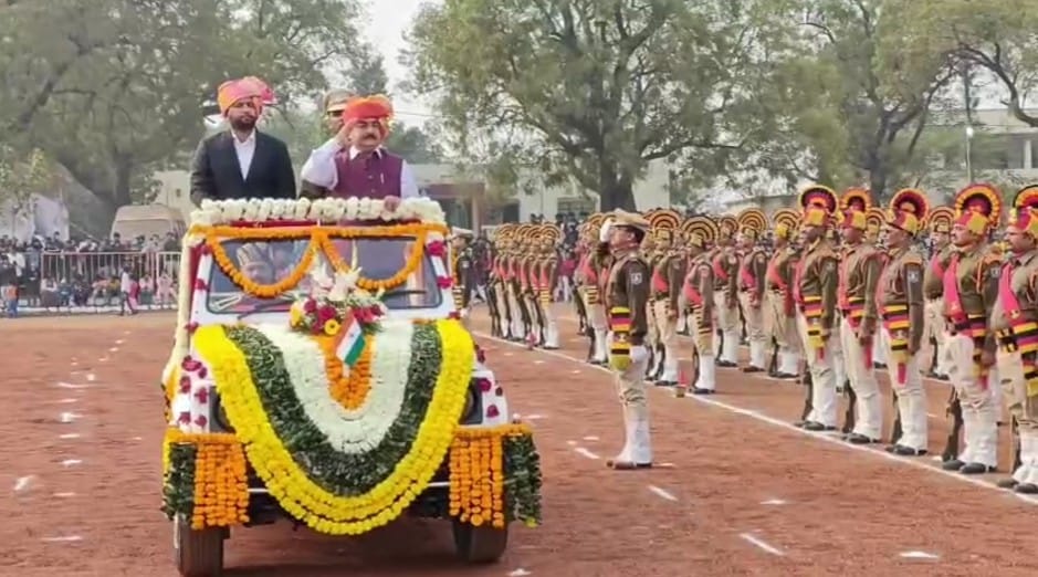 परेड की सलामी लेते मंत्री नरेंद्र शिवाजी।