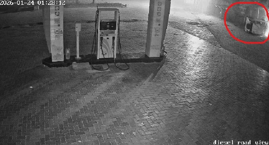 पेट्रोल पंप पर पलटी कार।