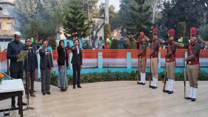 Divisional Commissioner hoisted the tricolor flag at the Commissionerate office in Bareilly