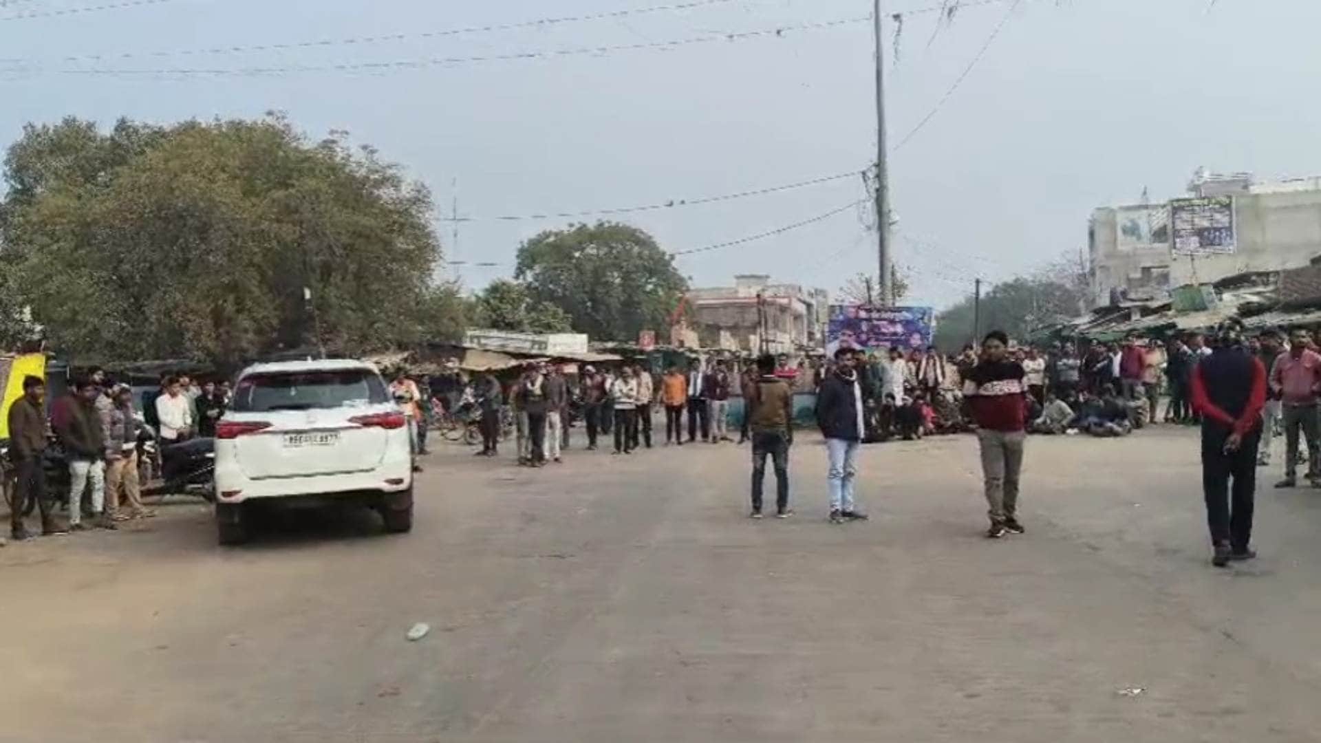 रास्ता बंद करके बैठे प्रदर्शनकारी।