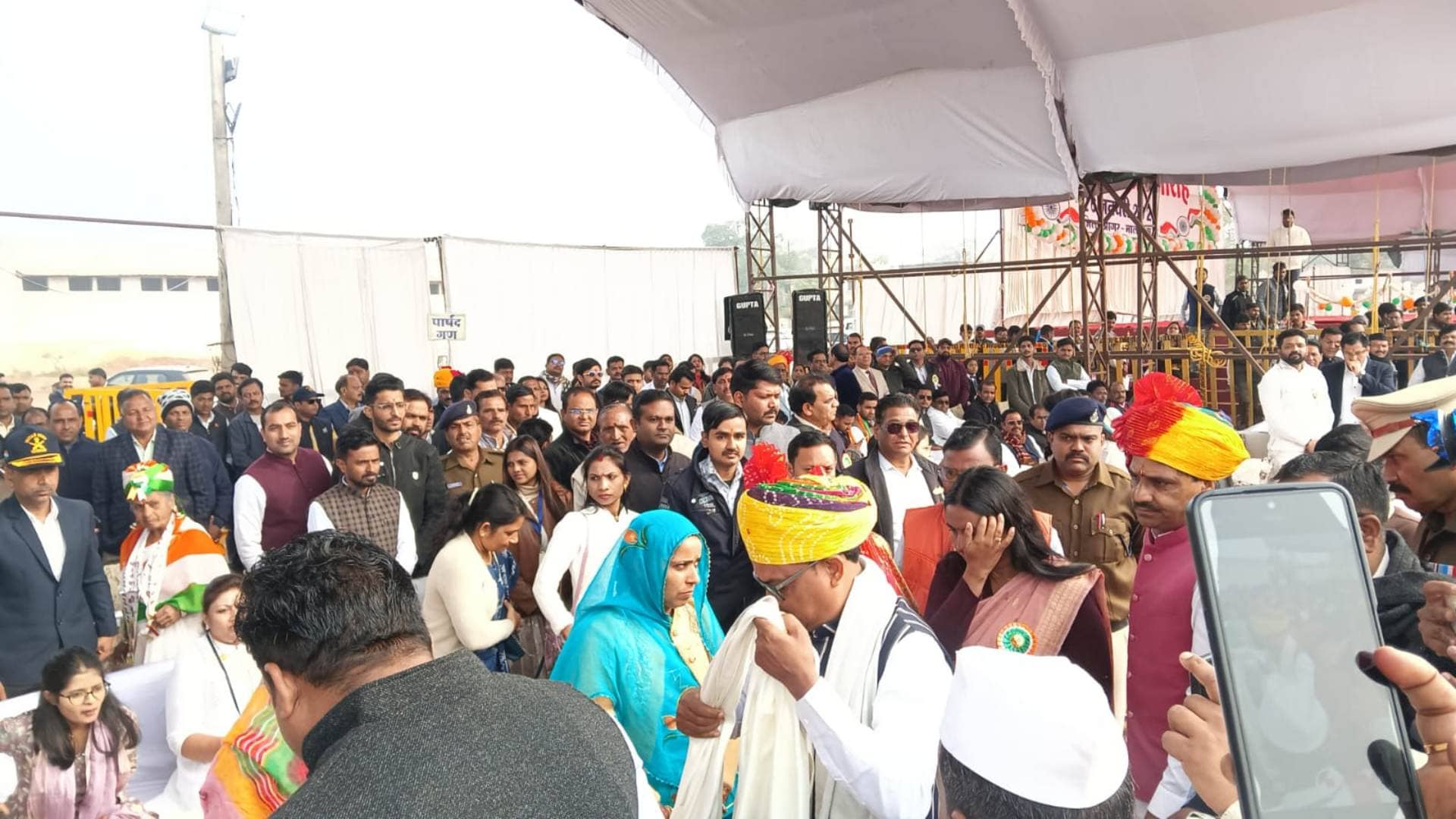 सम्मान करते भारी मंत्री नागर सिंह चौहान।