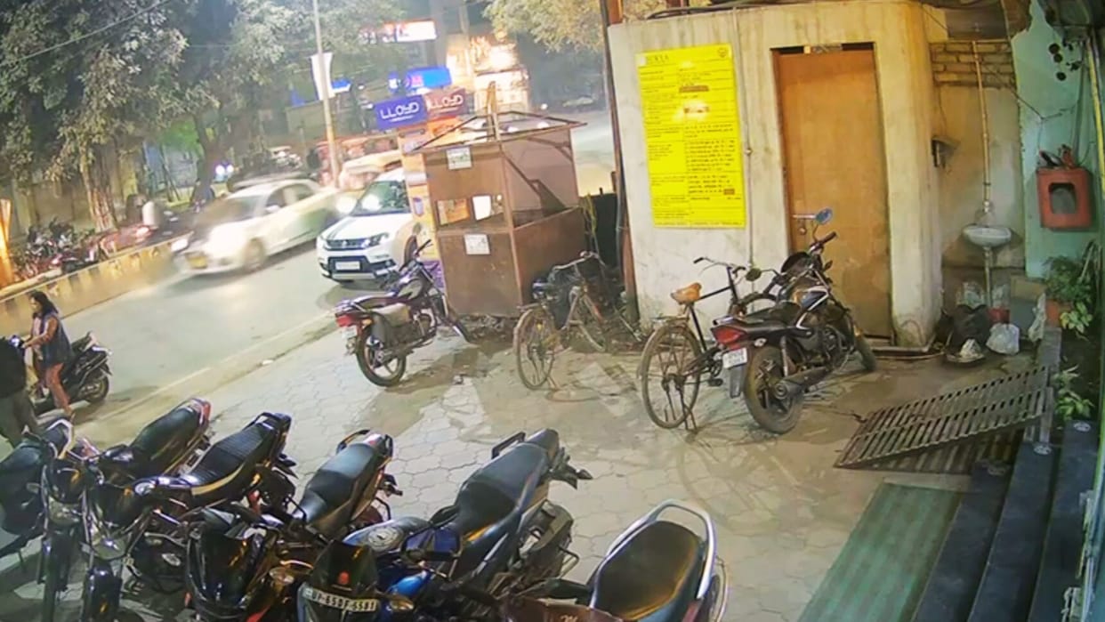 Varanasi News Car driver scooter rider drags him for 300 meters while stuck in bonnet police arrive