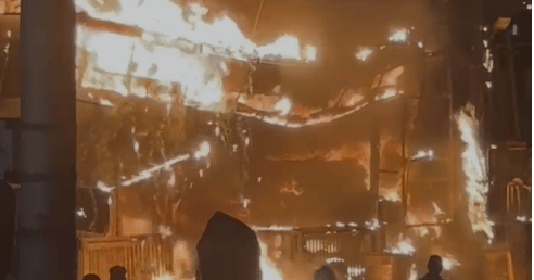 Fire breaks out in restaurant, workers and customers flee for their lives