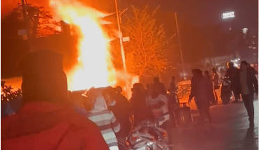 Fire breaks out in restaurant, workers and customers flee for their lives