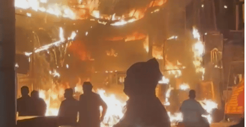 Fire breaks out in restaurant, workers and customers flee for their lives