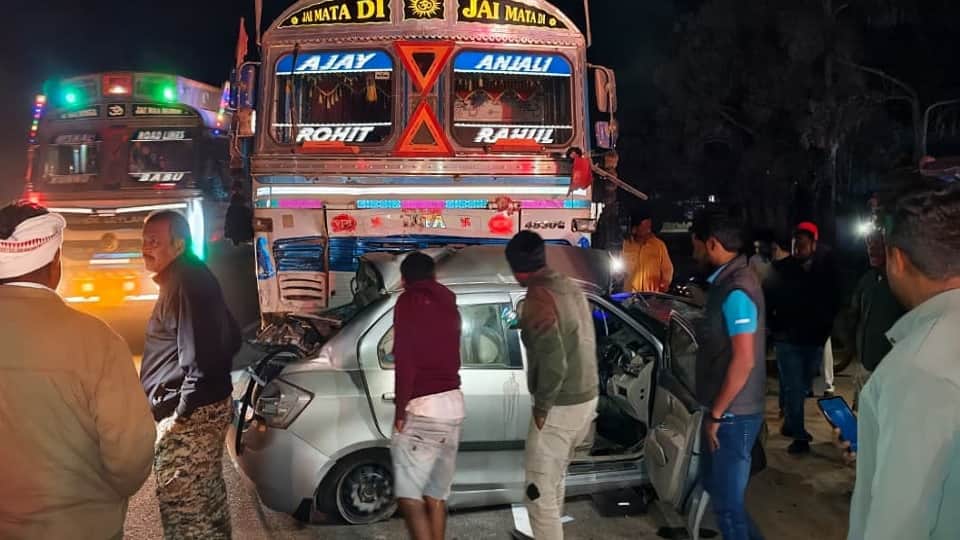 ट्रक की कार से भीषण टक्कर