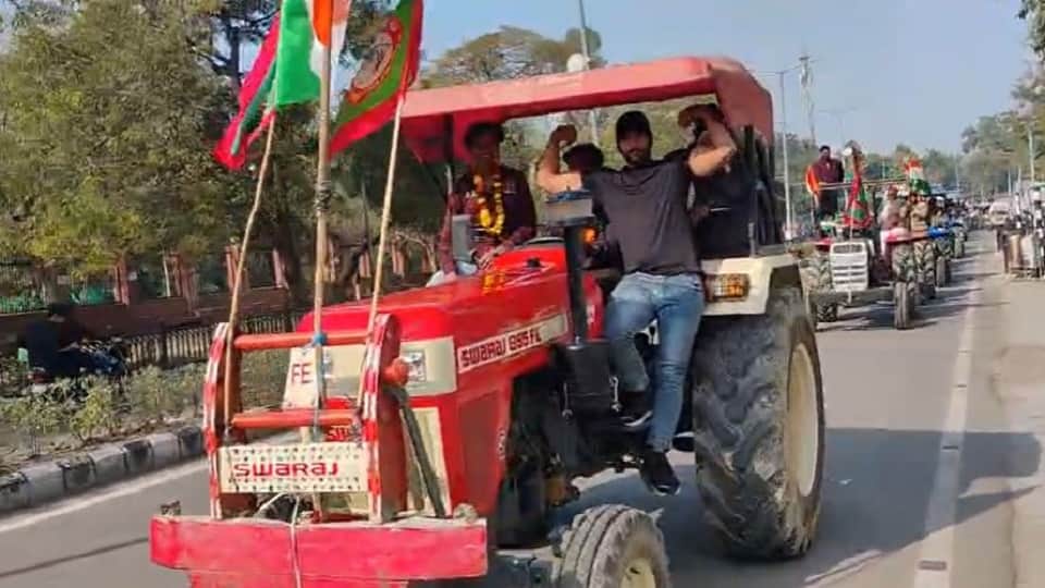 Farmers, laborers and electricity consumers took out a tractor march on Republic Day