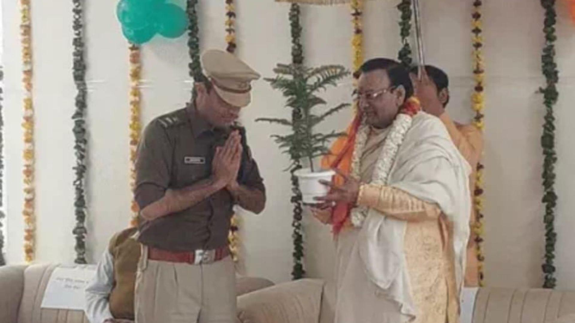 पुलिस अधीक्षक के नए भवन का उद्घाटन करते महंत