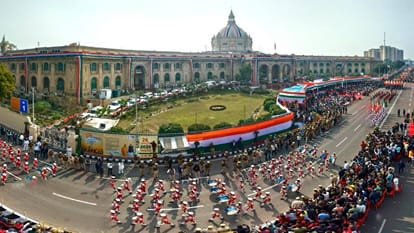 Cm  Yogi hoists tricolour in Lucknow salutes it 77th Republic Day celebrated with great pomp