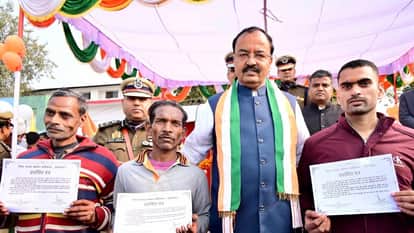 26 January Prayagraj: The government hoisted the tricolor on Republic Day, paying homage to the immortal marty