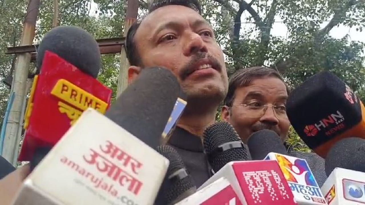 Alankar Agnihotri protest against the government and administration in Bareilly