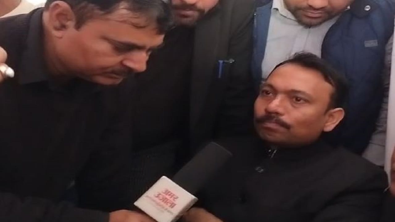 Alankar Agnihotri protest against the government and administration in Bareilly