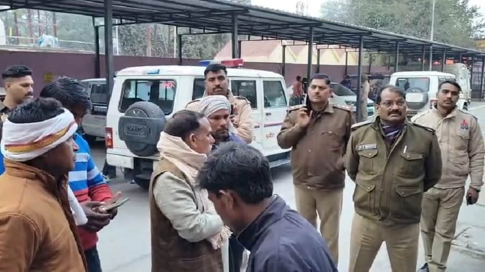 अस्पताल में मृतकों के परिजनों से जानकारी लेती पुलिस।