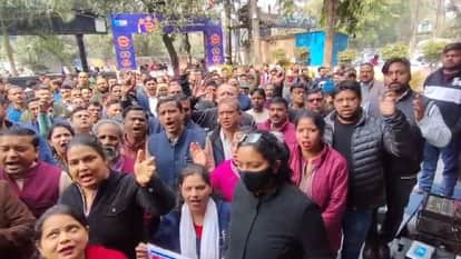 Bank employees strike for demands five day working in Bareilly