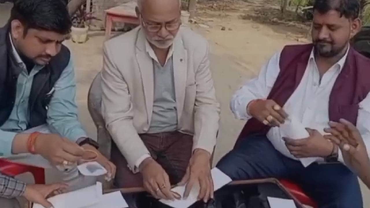 भाजपा किसान मोर्चा के नेता रमेश बहादुर सिंह ने सांसदों को चूड़ियां भेजीं