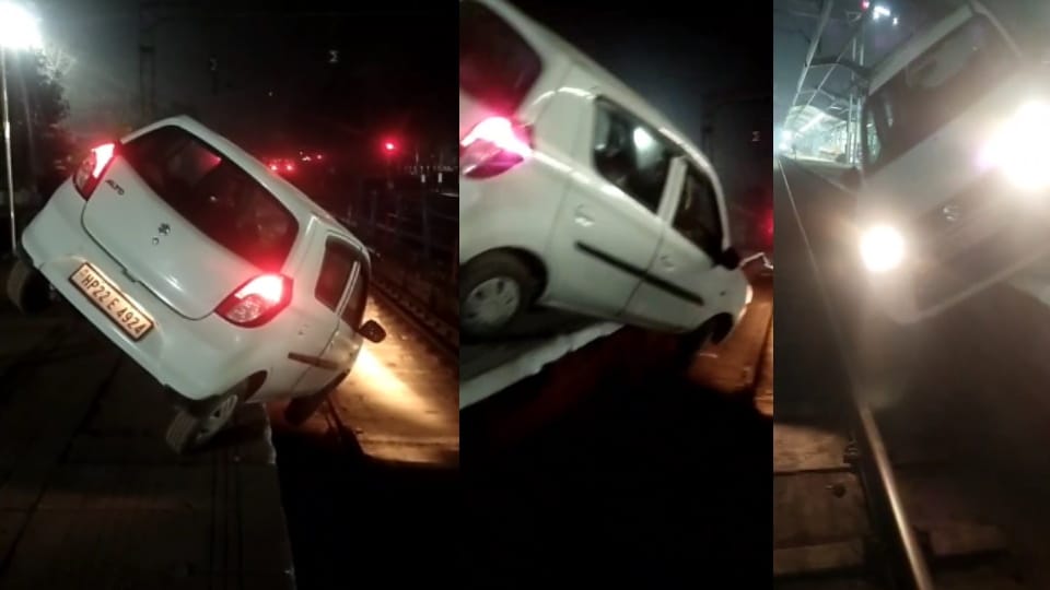 Himachal number car stuck on tracks at Chandigarh railway station see video