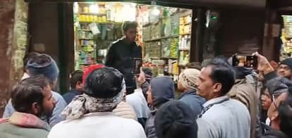 Break Shop Shutter Steal Cash and Currency Garlands in Kosi Kalan