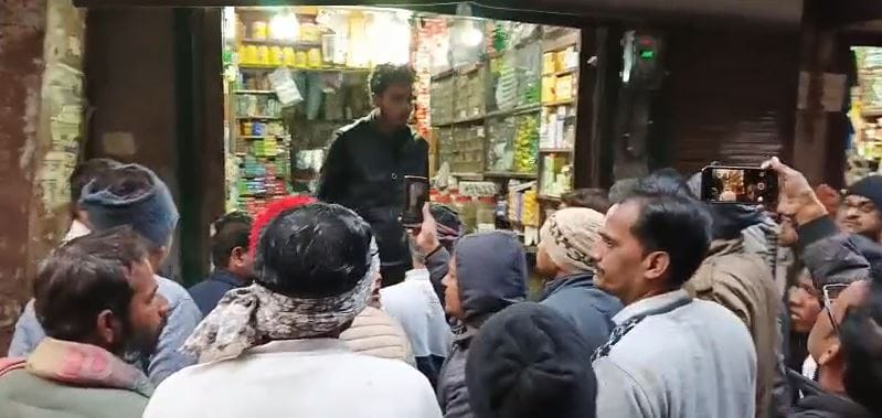 Break Shop Shutter Steal Cash and Currency Garlands in Kosi Kalan